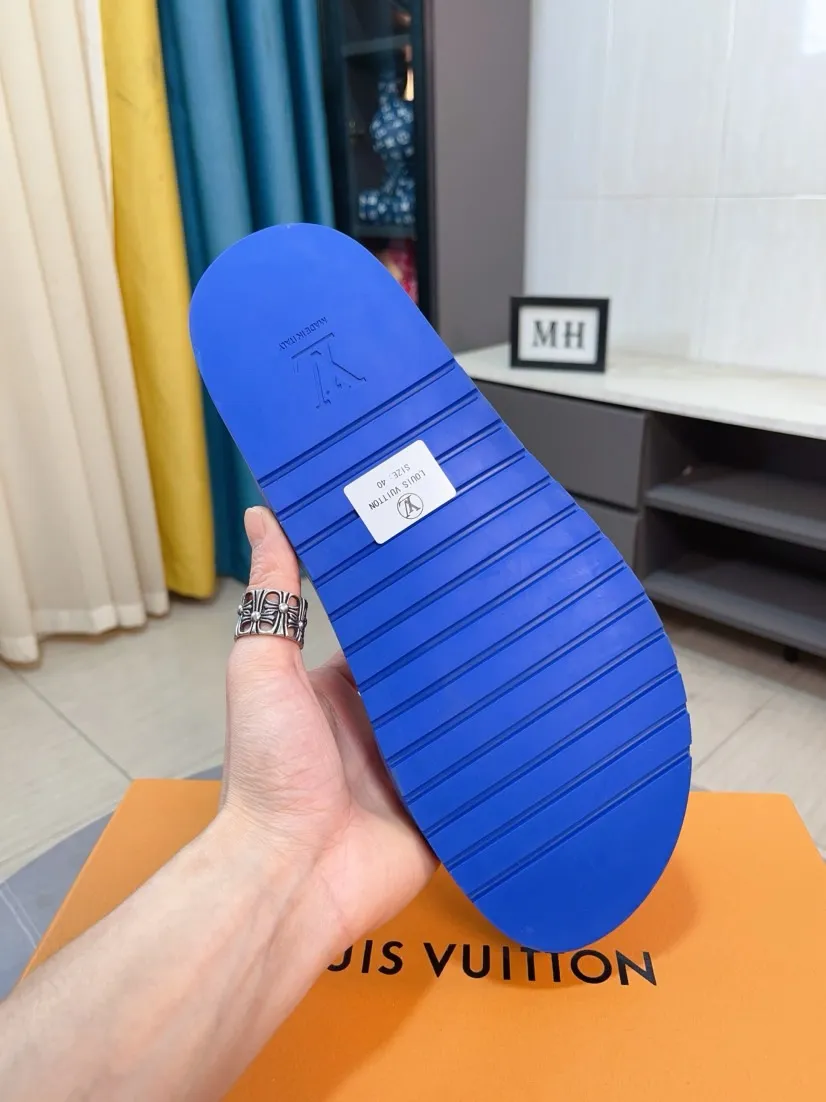 Men's shoes💰300🌹🌹【LV】Multi-color new men's slippers, original top-quality version, original special cowhide with pebbled embossing➕sheepskin on the inner and side, non-slip combination sole, more stable walking, more comfortable and lightweight, high-end and generous, size: 38~44
